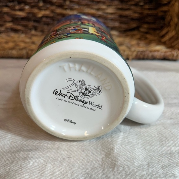 VTG 2000 Walt Disney World “Celebrate The Future Hand In Hand” Mug - Picture 5 of 5